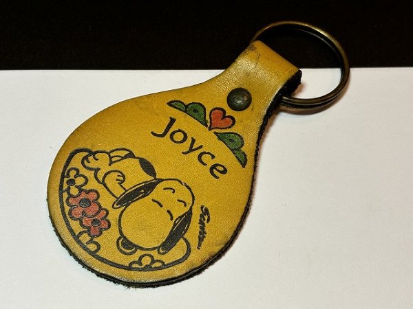 画像1: スヌーピー ヴィンテージ レザー キーホルダー USA AVIVA製 1970's 1980's vintage SNOOPY PEANUTS (1)