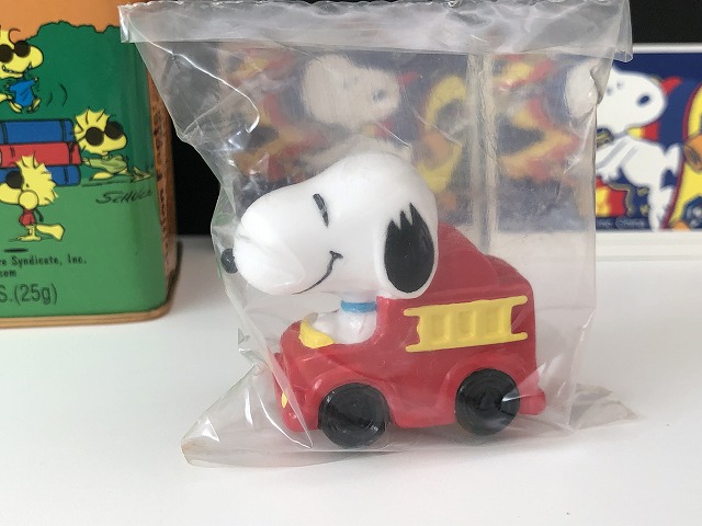 可愛い缶 シール付き USA SNOOPY スヌーピー PVC フィギュア Whitman's